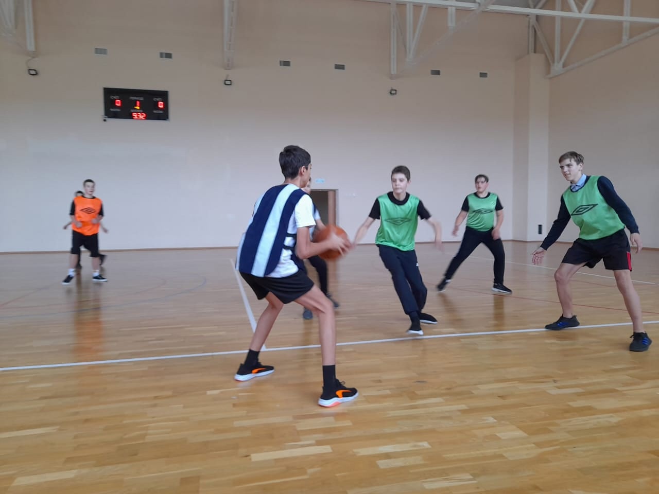 Соревнования по баскетболу среди юношей.